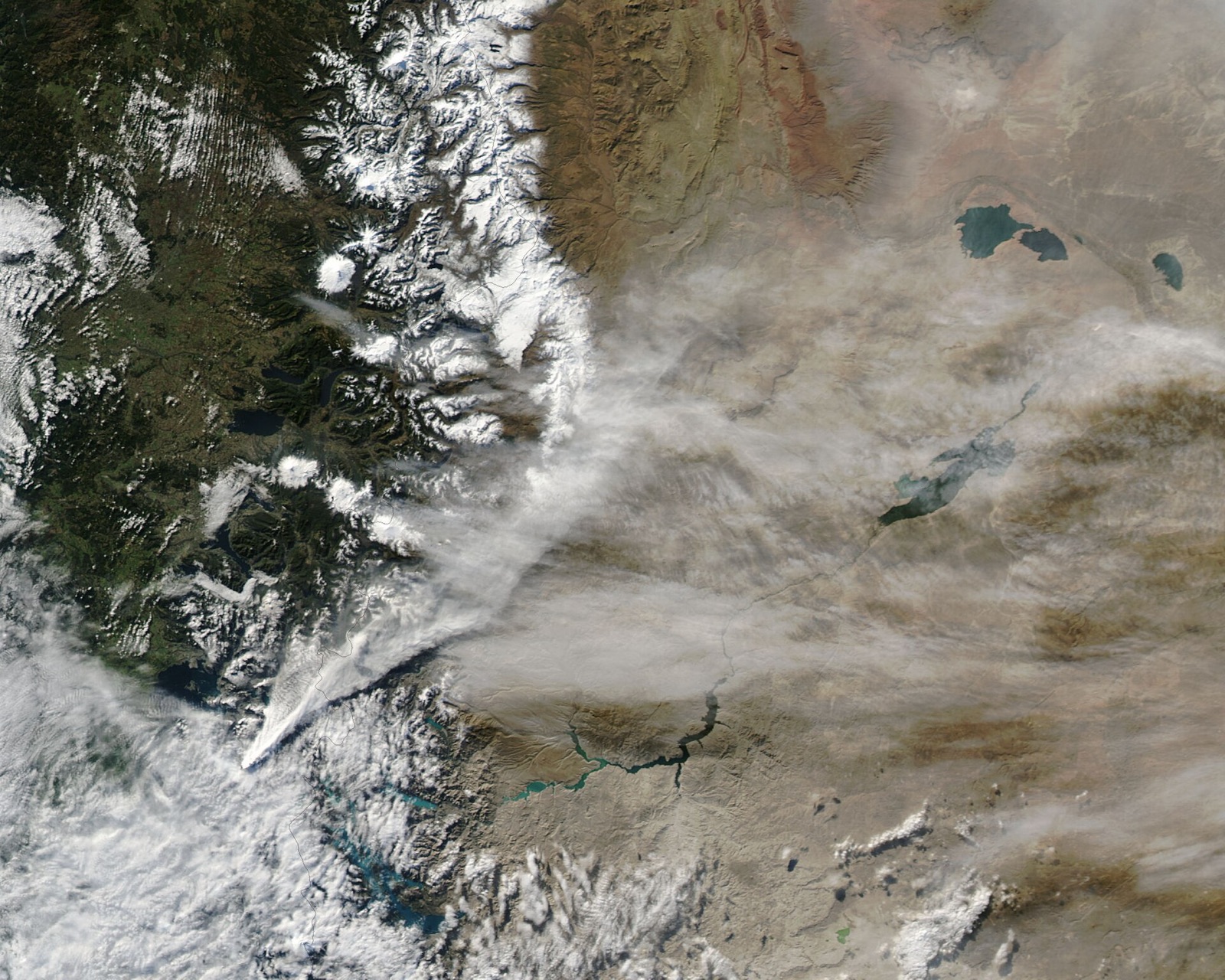 Imagen satelital de la columna de ceniza del volcán Puyehue sobre la Patagonia, junio de 2011